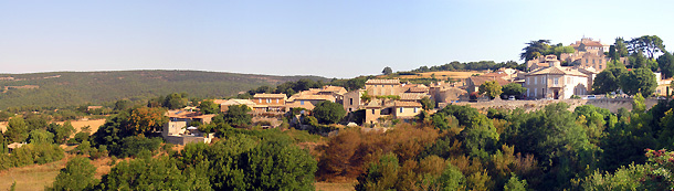 panoramic village of murs luberon